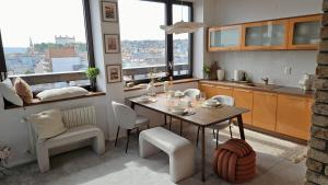 Posedenie v ubytovaní Panorama View Design Apt in Old Town - Free Parking