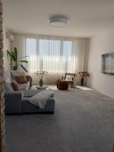 Posedenie v ubytovaní Panorama View Design Apt in Old Town - Free Parking