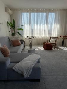 Posedenie v ubytovaní Panorama View Design Apt in Old Town - Free Parking