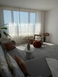 Posedenie v ubytovaní Panorama View Design Apt in Old Town - Free Parking + 35 fotografií