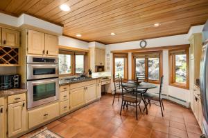 cocina con mesa y comedor en Lovely Townhome with Snowmass View and Ski-In Ski-Out townhouse, en Snowmass Village