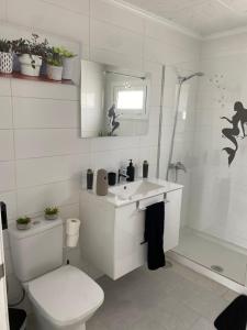 uma casa de banho com um WC, um lavatório e um chuveiro em Casa Yurena em Playa Honda