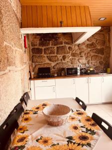 una cocina con una mesa con un tazón. en Quinta JR - Casa de campo, en Carregal