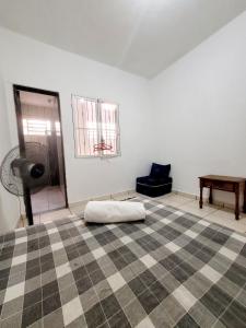 Habitación vacía con colchón en el suelo en Suíte Proença en Campinas