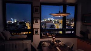 Posedenie v ubytovaní Panorama View Design Apt in Old Town - Free Parking