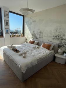 Posteľ alebo postele v izbe v ubytovaní Panorama View Design Apt in Old Town - Free Parking