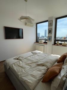 Posteľ alebo postele v izbe v ubytovaní Panorama View Design Apt in Old Town - Free Parking