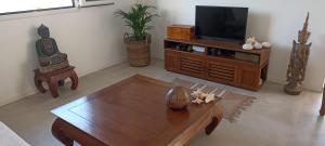 TV a/nebo společenská místnost v ubytování Villa Kazadan - Piscine Privée - 5 min de la plage Cap Macré