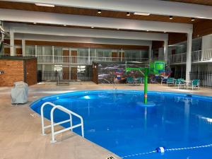 - une grande piscine dans un grand bâtiment dans l'établissement Holiday Inn Spearfish-Convention Center, an IHG Hotel, à Spearfish
