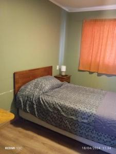 Nogales的住宿－Alojamientos JV HABITACIONES，一间卧室设有一张床和一个窗口