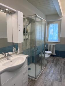bagno con doccia, lavandino e servizi igienici di A Casa di Lory a Senigallia