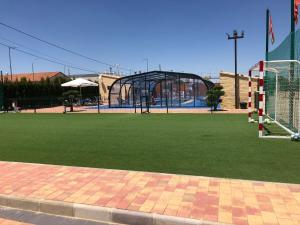 un campo de fútbol con un gol en un campo de fútbol en La Escapada, en Minaya