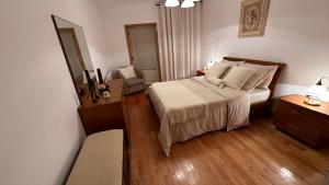 Giường trong phòng chung tại Appartement tout confort à valpaços