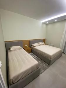 een slaapkamer met 2 bedden in een kamer bij apartment in Tirana