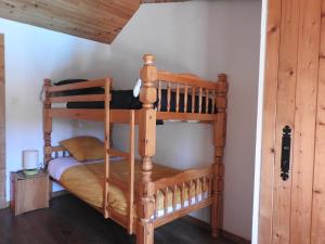 ein paar Etagenbetten in einem Zimmer in der Unterkunft La maison de Léon in Celles-sur-Belle