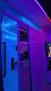 ein lila Zimmer mit einem Spiegel und einer lila Decke in der Unterkunft Seven Luxury in Mamaia Nord – Năvodari