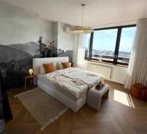 Posteľ alebo postele v izbe v ubytovaní Panorama View Design Apt in Old Town - Free Parking