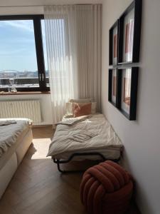 Posteľ alebo postele v izbe v ubytovaní Panorama View Design Apt in Old Town - Free Parking