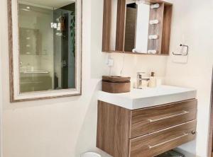 een badkamer met een wastafel en een spiegel bij Departamento equipado en Santa Fe con servicio shuttle por la zona in Mexico-Stad