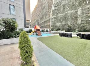 un jardín con parque infantil en un edificio en Departamento equipado en Santa Fe con servicio shuttle por la zona en Ciudad de México