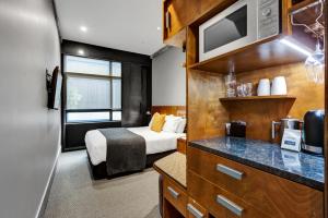 Dapur atau dapur kecil di King and Queen Hotel Suites