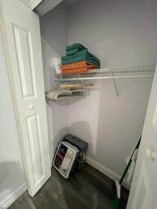 ein Zimmer mit einem Schrank mit einem Toaster im Regal in der Unterkunft NEW Designed Apt 2023 NrUCF PETSOk PrivateEntry in Orlando
