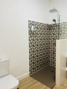 łazienka z prysznicem i toaletą w obiekcie Patio de Los Barberos w mieście Valle de Abdalagís