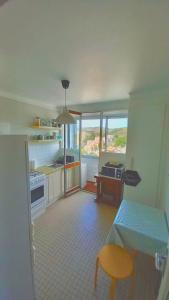 cocina con mesa y sidx sidx sidx sidx sidx sidx sidx en Profitez De La Vue !, en Banyuls-sur-Mer