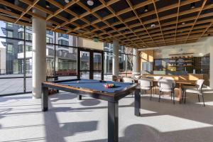 Biliár nebo kulečník v ubytování Marina Square Suites