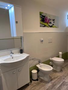 ein Bad mit einem Waschbecken und einem WC in der Unterkunft A Casa di Lory Beach in Senigallia