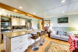 cocina y sala de estar con sofá en Historic Friendship Boat House Near Back River!, en Friendship