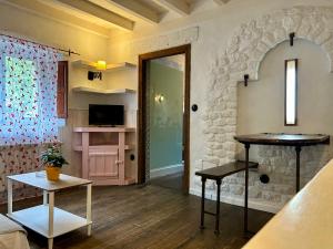 uma sala de estar com uma mesa e uma televisão em Antaviana Cantabria em Cabezón de la Sal