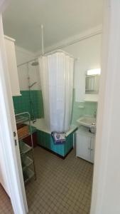 Un baño con cortina de ducha y lavabo. en Profitez De La Vue !, en Banyuls-sur-Mer 31 fotos más