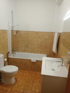 Uma casa de banho em Residencial Morgado