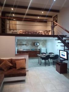 uma sala de estar com um sofá e um loft em Suite Misión Juriquilla #5 em Juriquilla