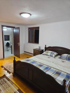 ein Schlafzimmer mit einem großen Bett in einem Zimmer in der Unterkunft Cabana Cezar in Budureasa
