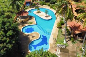 - une vue sur la piscine d'un complexe dans l'établissement Un Oasis entre Olas y Palmeras con Playa Privada, à Tucacas
