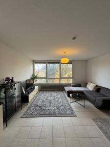 ein Wohnzimmer mit einem Sofa und einem Tisch in der Unterkunft Schöne Wohnung in zentraler Lage in Klagenfurt am Wörthersee