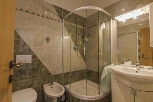 Apartments Rako M&I tesisinde bir banyo