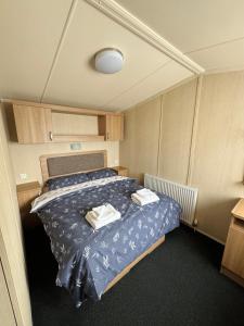 1 dormitorio con 1 cama con 2 toallas en Relax & Dream, en Edimburgo