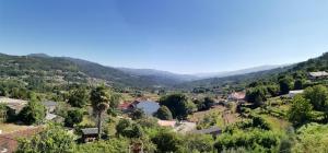 uma vista para uma pequena aldeia num vale em PRECIOSO ATICO MONDARIZ em Mondariz