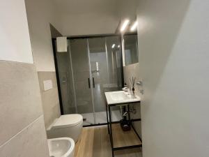 ein Bad mit einem WC, einem Waschbecken und einer Dusche in der Unterkunft Le vie del vento - Garibaldi in Triest