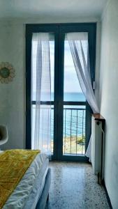 Un dormitorio con un gran ventanal con vista al mar. en Profitez De La Vue !, en Banyuls-sur-Mer