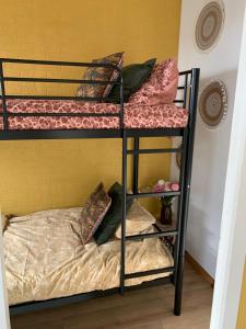 Ένα ή περισσότερα κρεβάτια σε δωμάτιο στο 36 Maison entière,place parking devant garage +1 φωτογραφίες