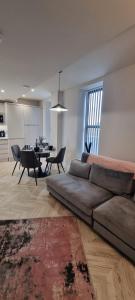ein Wohnzimmer mit einem Sofa und einem Tisch in der Unterkunft Luxury Penthouse - Central Location - 2 Bed in Leeds