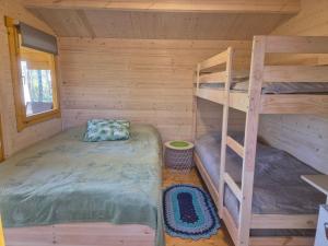 Palanda nebo palandy na pokoji v ubytování Lonni camping in nature