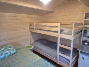 にあるLonni camping in natureのキャビン内のベッドルーム1室(二段ベッド2組付)