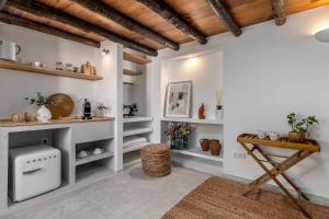 una sala de estar con paredes blancas y techo de madera. en Santa Paciência Reguengos de Monsaraz, en Reguengos de Monsaraz