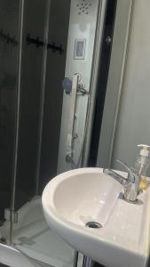 Kylpyhuone majoituspaikassa Pension Baku