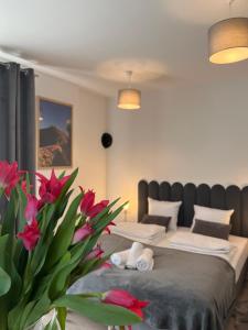 sypialnia z łóżkiem z różowymi kwiatami w obiekcie Karkonoskie Widoki Apartamenty w mieście Karpacz